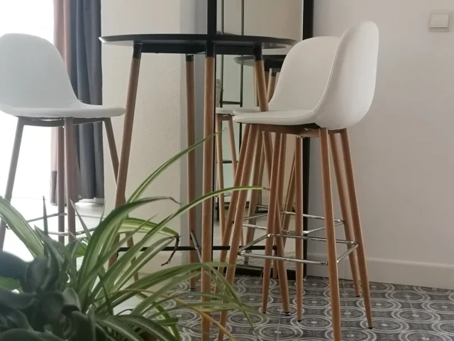 apartamento-centro-tradicional-alicante-taburetes